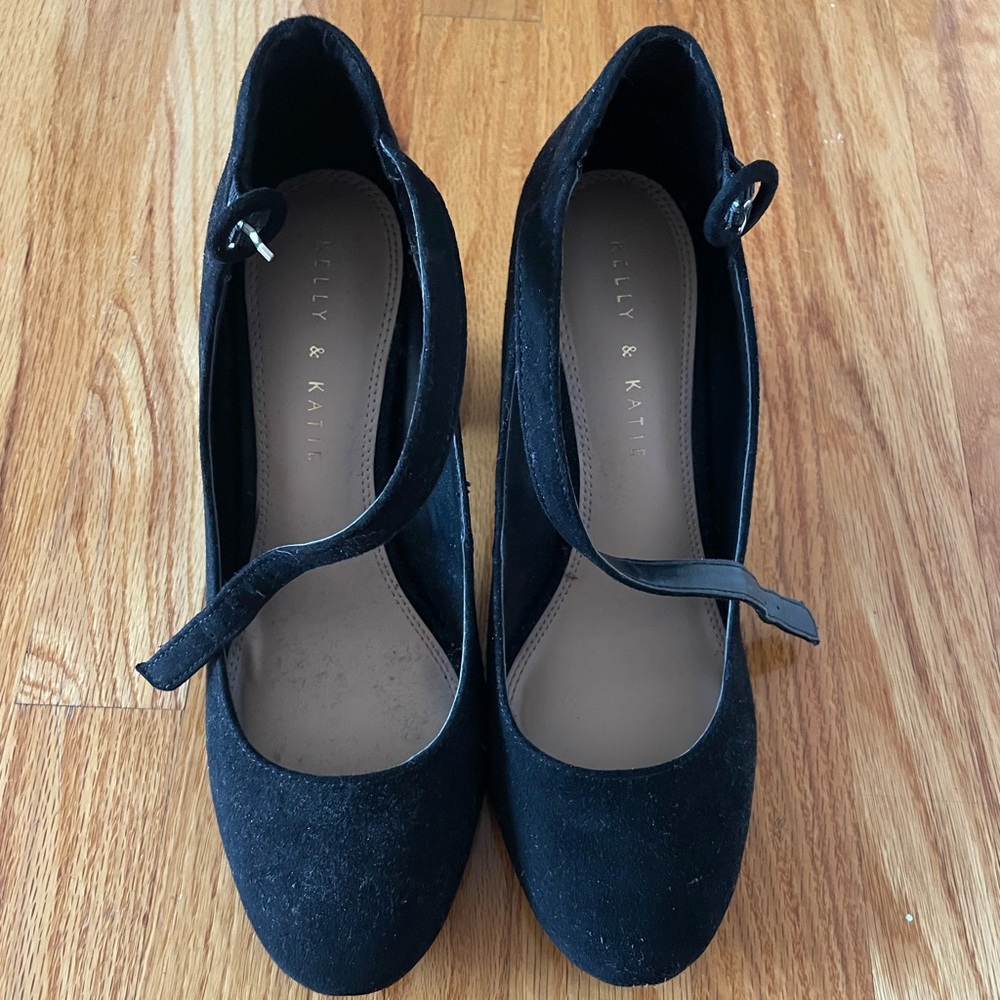 Kelly and Katie high heel velvety feel shoe. Size 9